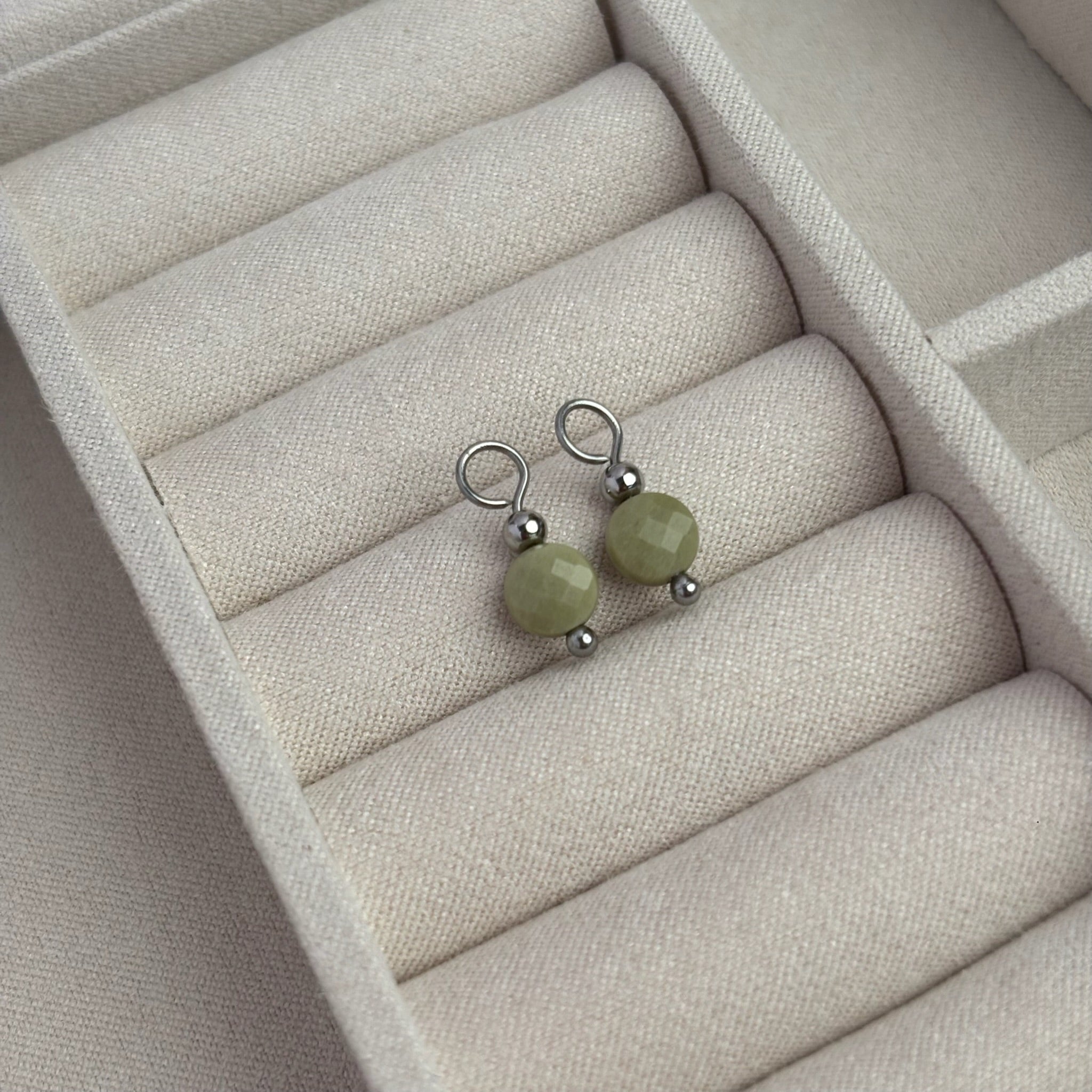 avocadojaspis#Farbe_Silber